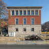 Westfassade Haus 1., ehemaliges »Gauforum« Weimar mit Fundamentrest im Vordergrund.