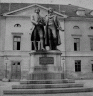 »Weimar, Das Schiller-Goethe-Denkmal«, Stereofoto, 2. Hälfte 19. Jhd., Foto: E.Schüler, Verlag Sophus Williams in Firma: E. Linde & Co.